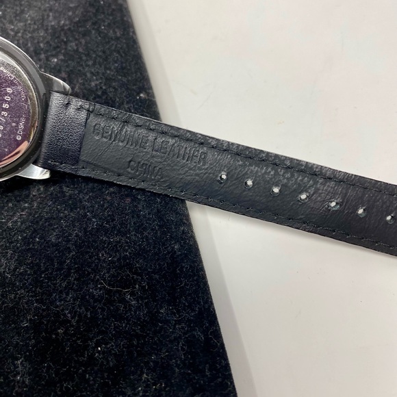 Disneyland 40th Anniversary Black Leather Watch & Case - Picture 5 of 5